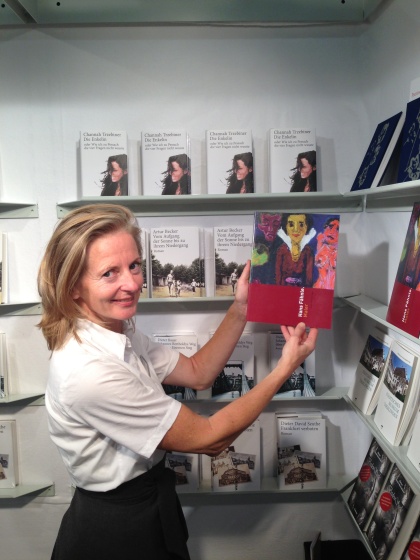 Die Verlegerin Anya Schutzbach von weissbooks präsentiert erste Exemplare des Fähnle Katalogs auf der Frankfurter Buchmesse